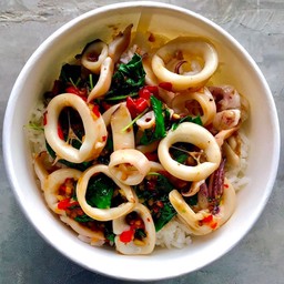 ข้าวกะเพราปลาหมึก