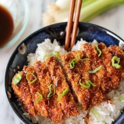 ข้าวหน้าหมูทอดทงคัตสึ Tonkatsu on Rice