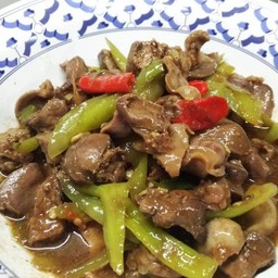 ผัดกระเพราเครื่องในไก่ -ราดข้าว