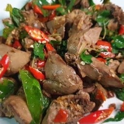 ข้าวมันกะเพราเครื่องในไก่