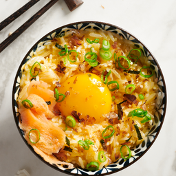 Tamago Kake Gohon ข้าวหน้าไข่สดปลาแห้งโชยุ