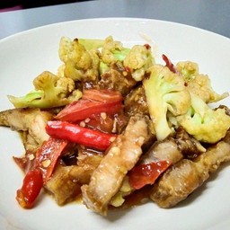 ผัดดอกกะหล่ำ หมูกรอบ(ผัดใส่พริกสด) -ราดข้าว