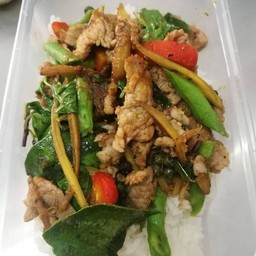 ผัดพริกแกงหมูราดข้าว