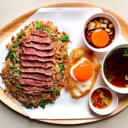 เซ็ทกะเพราเนื้อหน้าเนื้อโคขุนสเต็ก (100 g)