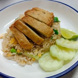ข้าวผัด-หน้าหมูยอทอด+น้ำจิ้มซีฟู้ด