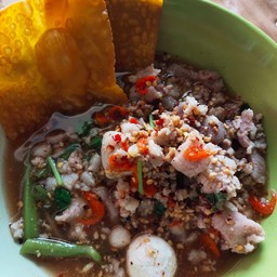เส้นเล็กต้มยำลูกชิ้นหมูสับ