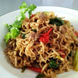 ผัดมาม่า-หมูสับ