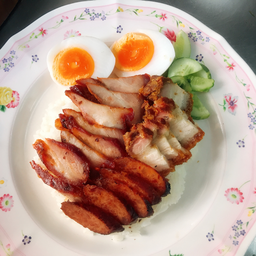 ข้าวหมูแดง+หมูกรอบ+กุนเชีบง+ไข่