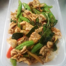 ผัดพริกแกงไก่ราดข้าว