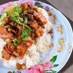 หมูกรอบทอดกะเทียม(ฟรีไข่ดาว)