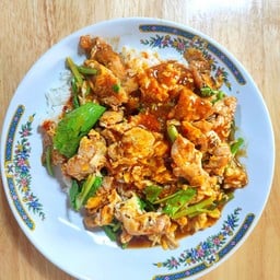 หมูนุ่มผัดผงกะหรี่ไข่ข้น (ราดข้าว)