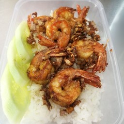 กุ้งทอดกระเทียมราดข้าว