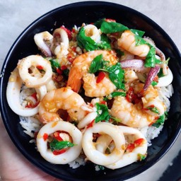 ข้าวกะเพรากุ้ง หมึก