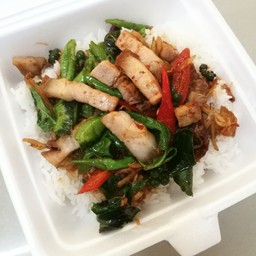 ผัดพริกแกงหมูกรอบราดข้าว