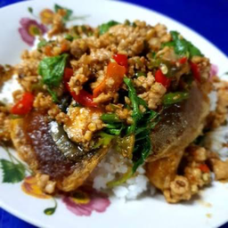 กะเพราหมูสับไข่เยี่ยวม้าราดข้าว