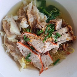 บะหมี่เกี้ยวหมูแดงและหมูกรอบ