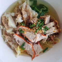 ก๋วยเตี๋ยว+หมูแดง+ลูกชิ้นหมูอย่างดี