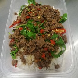 ผัดกะเพราเนื้อสับราดข้าว