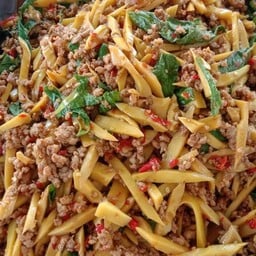 กะเพราเนื้อสับหน่อไม้สดราดข้าว(ฟรีไข่ดาว)