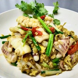 ปลาหมึก ผัดผงกระหรี่ -ราดข้าว