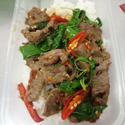 ผัดกะเพราเนื้อชิ้นราดข้าว