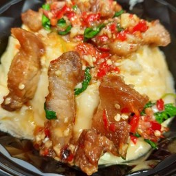ข้าวไข่ข้นกระเพราหมูกรอบ (กล่องกลม)