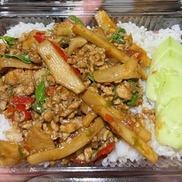 ข้าวผัดกะเพราหน่อไม้ดอง