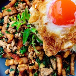 ข้าวกะเพราหมูสับหมูกรอบ ไข่ดาว