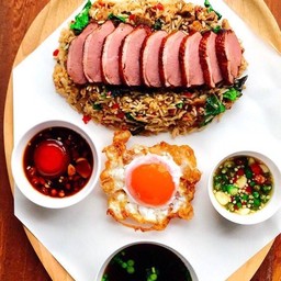 เซ็ทกะเพราเป็ดย่างหน้าอกเป็ดรมควัน