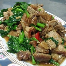ผัดคะน้าหมูกรอบ -ราดข้าว