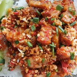 หมูกรอบคั่วพริกเกลือ ราดข้าว