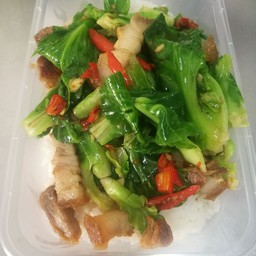 ผัดแขนงหมูกรอบราดข้าว