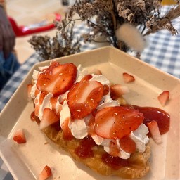 ครอฟเฟิลสตรอวเบอร์รี่ Croffle strawberry