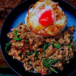 ข้าวกะเพราเนื้อสามชั้น Aus. สไลด์ ไข่ดาว