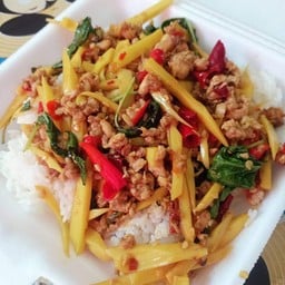 กะเพราหมูสับหน่อไม้สดราดข้าว(ฟรีไข่ดาว)