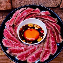 ข้าวหน้าเนื้อสเต็ก (100 g) ไข่ดอง