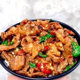 ข้าวกะเพราเนื้อโคขุนติดมัน
