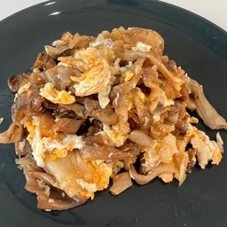 เส้นใหญ่ผัดไข่