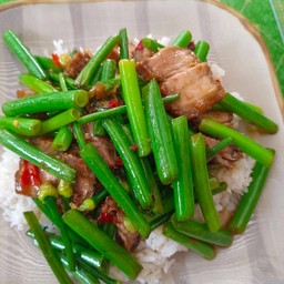 ผัดหมูกรอบดอกหอม