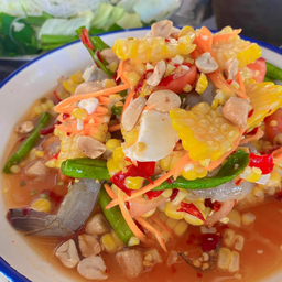 ตำข้าวโพดไข่เค็มกุ้งสด