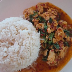 กระเพาไก่ราดข้าว