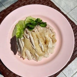 เจ๊ยี ข้าวมันไก่-ไก่ทอด  ยำแซ่บ หน้าหมู่บ้านรัตนโกสินทร์200ปี