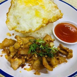 ราดข้าวหมูหรือไก่ทอดกระเทียมพริกไทย
