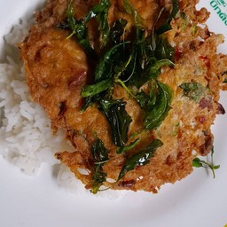 ข้าวราดไข่เจียวกระเพา