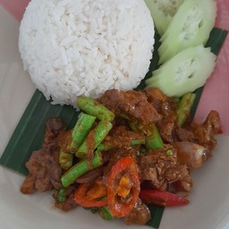 ผัดพริกแกงราดข้าว