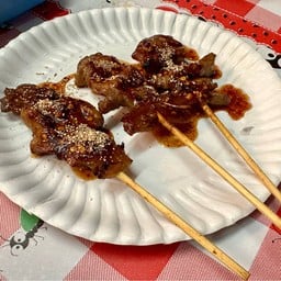 มีหมูปิ้ง เนื้ิอปิ้ง ไม้ละ10บาท ทานคู่ข้าวต้มจุดว่าเด็ด