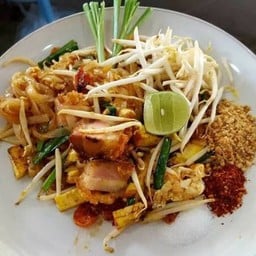 ผัดไทยหมูกรอบ