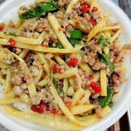 กะเพราหน่อไม้รวมมิตร ราดข้าว