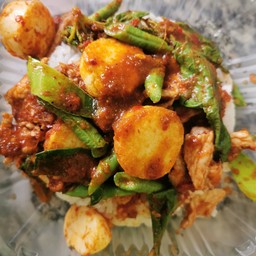 ข้าวผัดพริกแกงเผ็ดเต้าหู้+เนื้อสัตว์ตามใจ