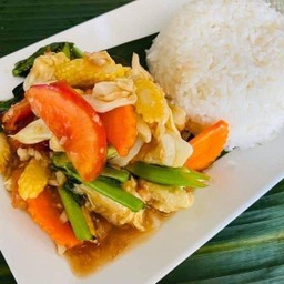 ราดข้าวผักรวมหมูกรอบ กุ้ง หมึก หมู ไก่ ปลาเค็ม